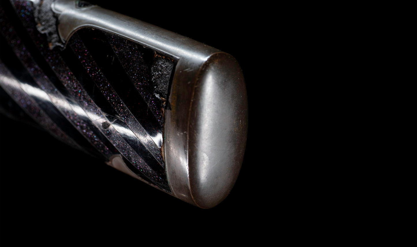 Katana ancien japonais avec hamon gunome large, tobiyaki et saya en laque à rayures diagonales — Shintō de l'époque Edo