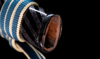 Katana ancien japonais avec hamon gunome large, tobiyaki et saya en laque à rayures diagonales — Shintō de l'époque Edo