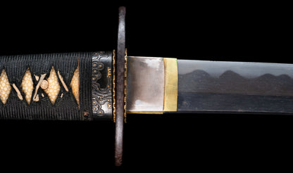 Katana ancien japonais avec hamon gunome large, tobiyaki et saya en laque à rayures diagonales — Shintō de l'époque Edo