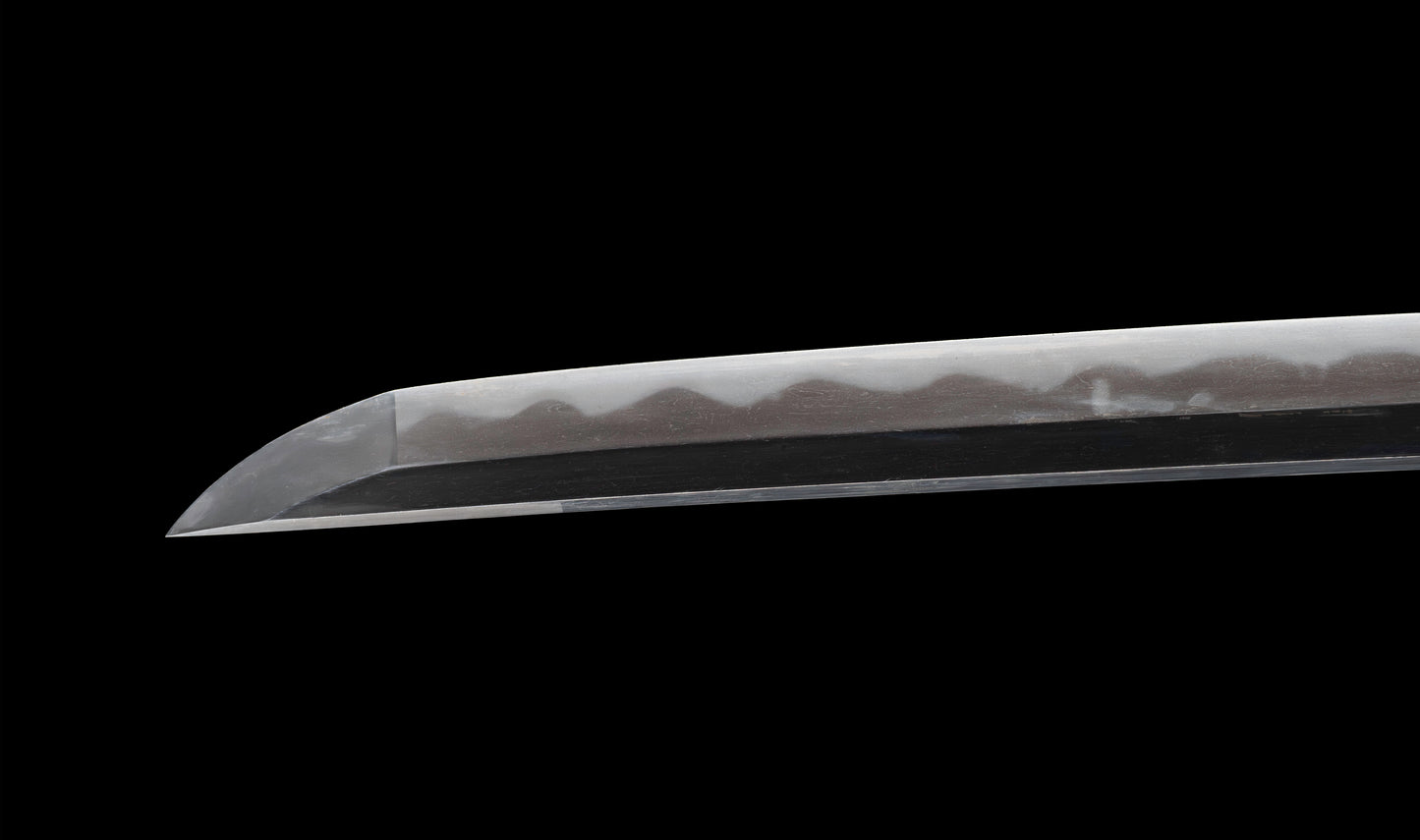 Katana ancien japonais avec hamon gunome large, tobiyaki et saya en laque à rayures diagonales — Shintō de l'époque Edo