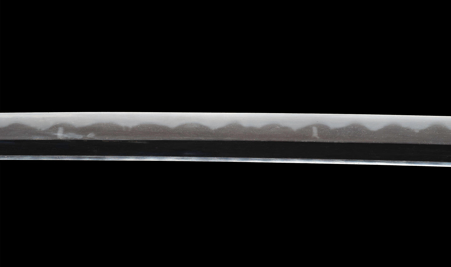 Katana ancien japonais avec hamon gunome large, tobiyaki et saya en laque à rayures diagonales — Shintō de l'époque Edo