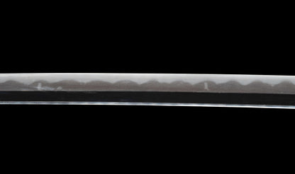 Katana ancien japonais avec hamon gunome large, tobiyaki et saya en laque à rayures diagonales — Shintō de l'époque Edo