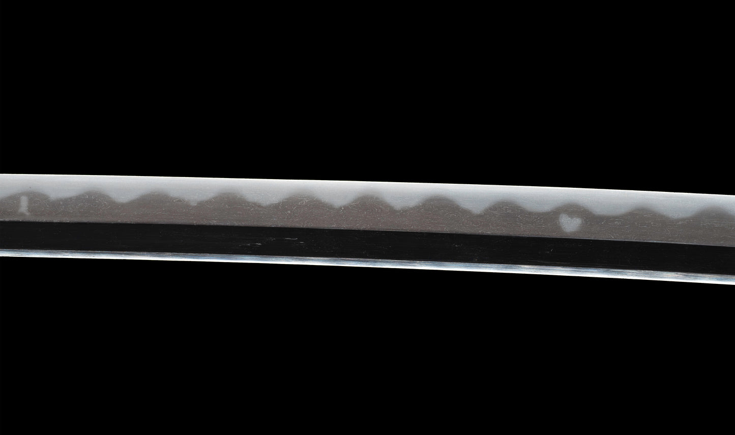 Katana ancien japonais avec hamon gunome large, tobiyaki et saya en laque à rayures diagonales — Shintō de l'époque Edo