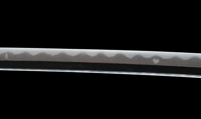Katana ancien japonais avec hamon gunome large, tobiyaki et saya en laque à rayures diagonales — Shintō de l'époque Edo