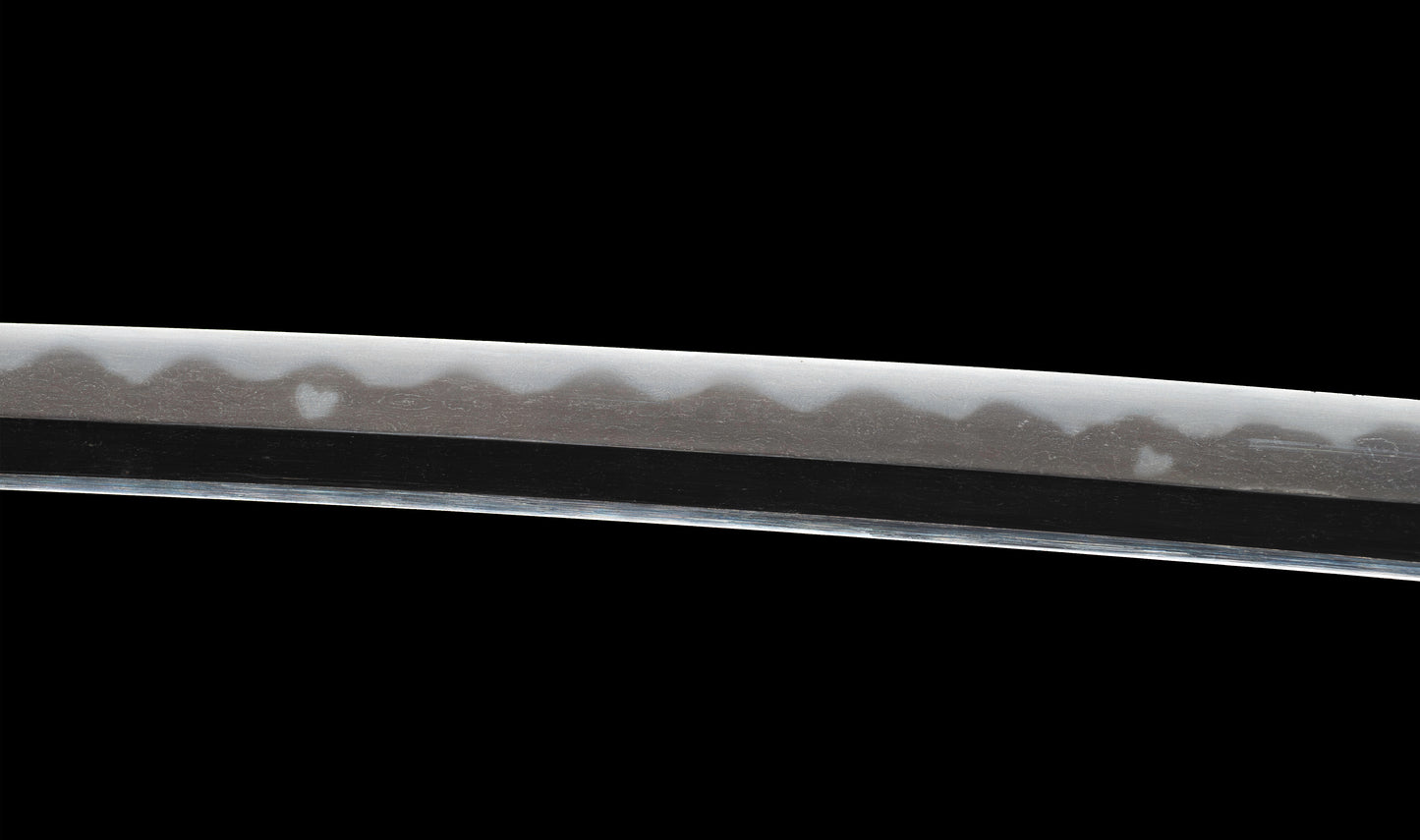 Katana ancien japonais avec hamon gunome large, tobiyaki et saya en laque à rayures diagonales — Shintō de l'époque Edo