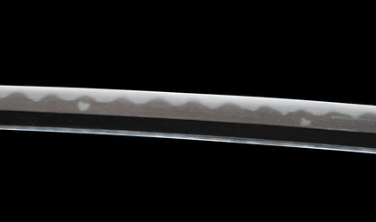 Katana ancien japonais avec hamon gunome large, tobiyaki et saya en laque à rayures diagonales — Shintō de l'époque Edo