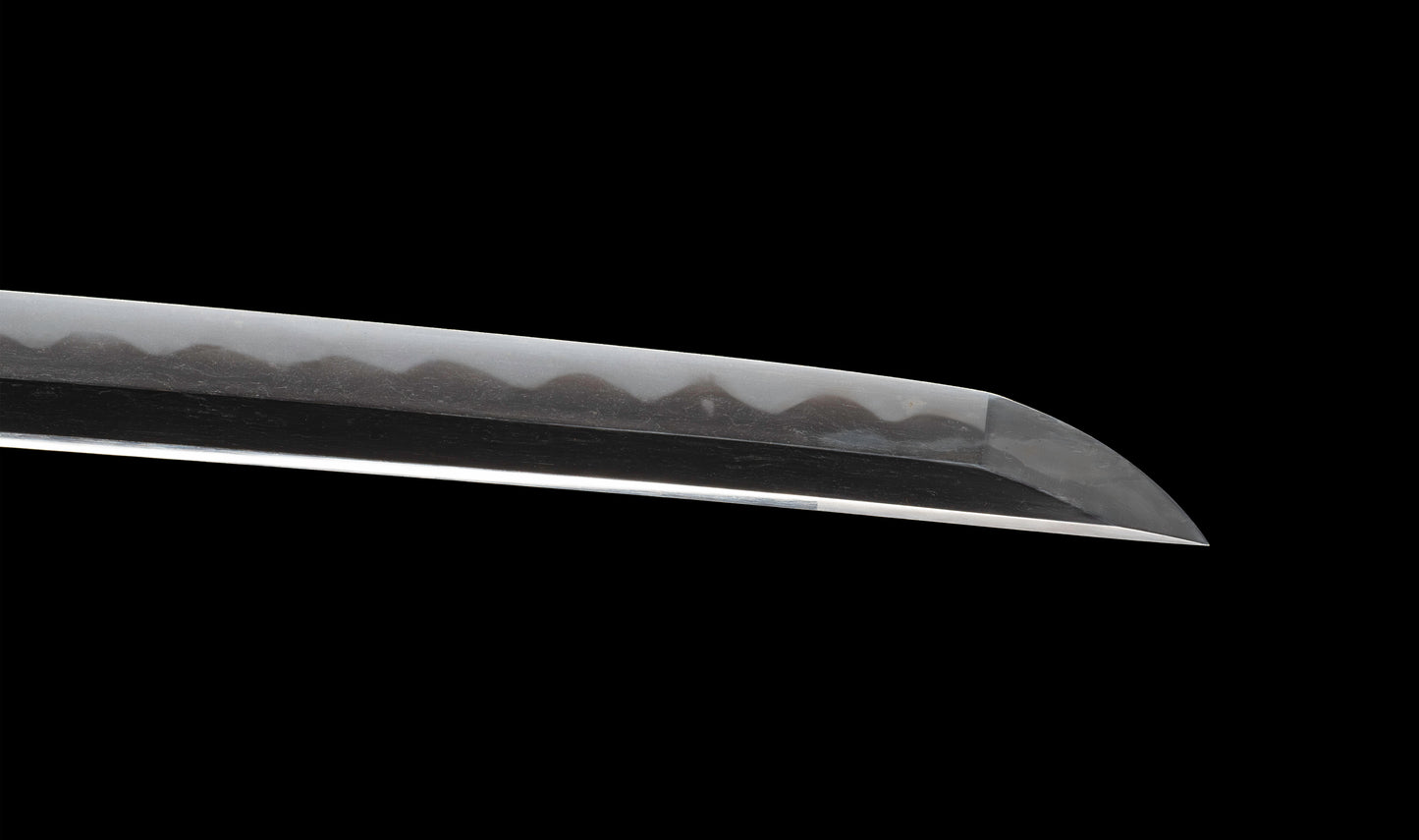 Katana ancien japonais avec hamon gunome large, tobiyaki et saya en laque à rayures diagonales — Shintō de l'époque Edo