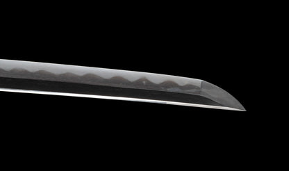 Katana ancien japonais avec hamon gunome large, tobiyaki et saya en laque à rayures diagonales — Shintō de l'époque Edo