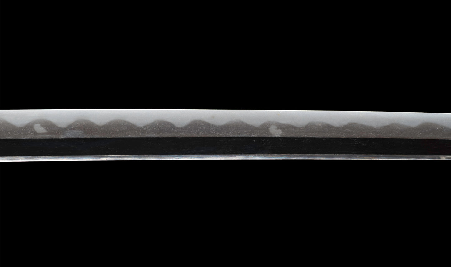 Katana ancien japonais avec hamon gunome large, tobiyaki et saya en laque à rayures diagonales — Shintō de l'époque Edo