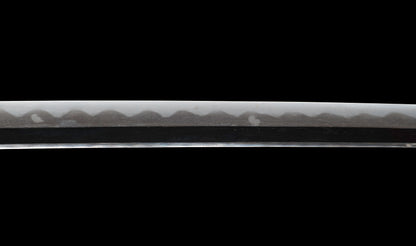 Katana ancien japonais avec hamon gunome large, tobiyaki et saya en laque à rayures diagonales — Shintō de l'époque Edo