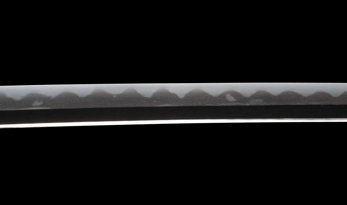 Katana ancien japonais avec hamon gunome large, tobiyaki et saya en laque à rayures diagonales — Shintō de l'époque Edo