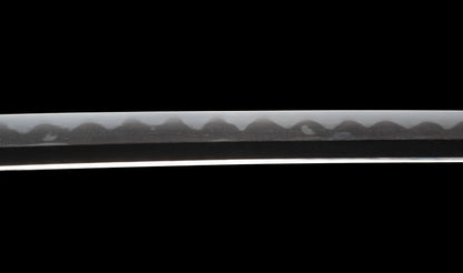 Katana ancien japonais avec hamon gunome large, tobiyaki et saya en laque à rayures diagonales — Shintō de l'époque Edo
