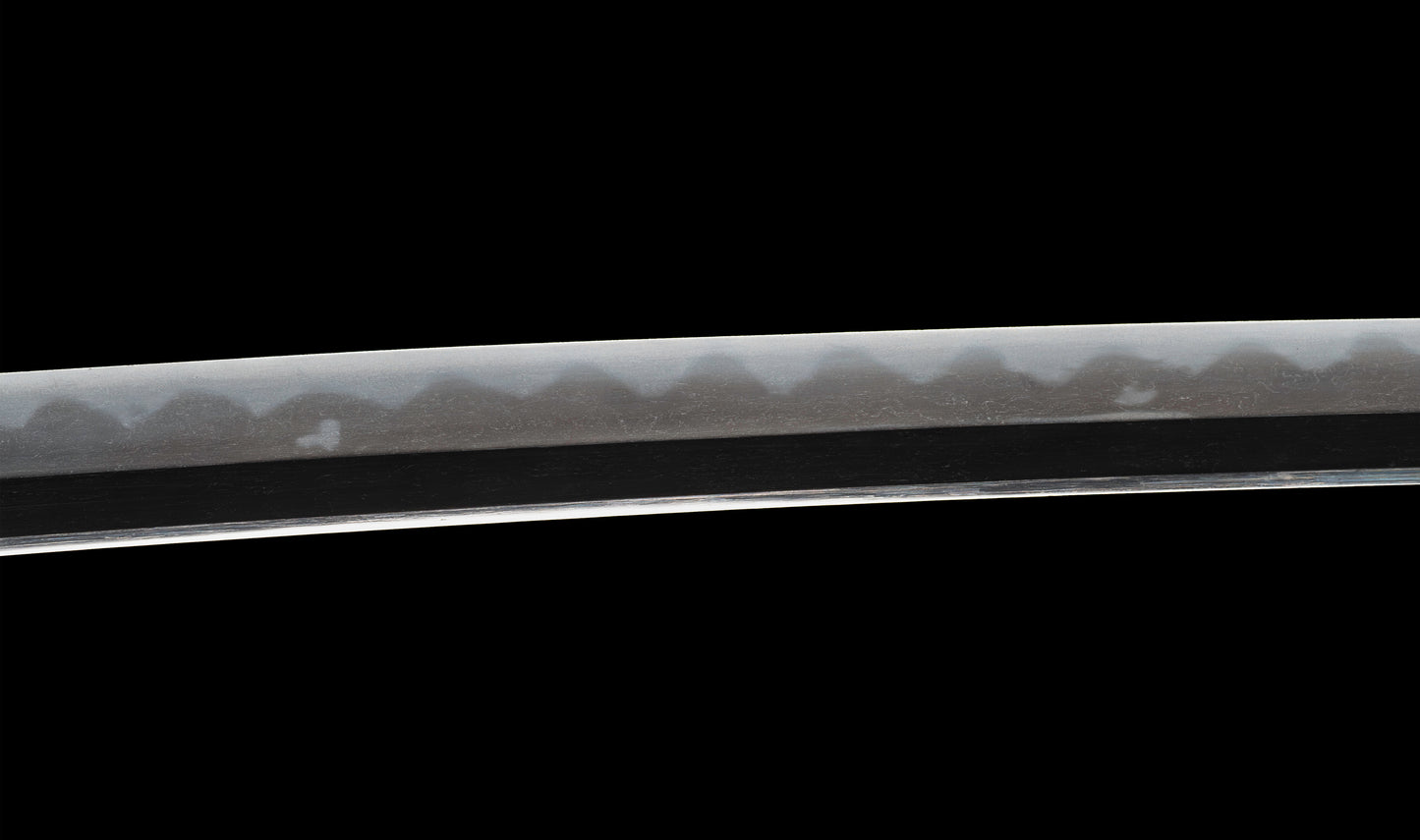 Katana ancien japonais avec hamon gunome large, tobiyaki et saya en laque à rayures diagonales — Shintō de l'époque Edo