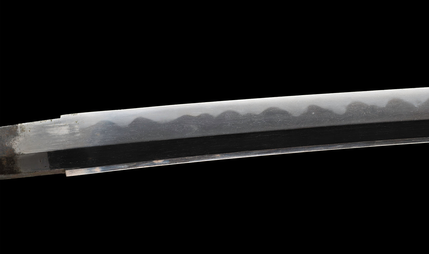 Katana ancien japonais avec hamon gunome large, tobiyaki et saya en laque à rayures diagonales — Shintō de l'époque Edo