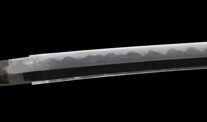 Katana ancien japonais avec hamon gunome large, tobiyaki et saya en laque à rayures diagonales — Shintō de l'époque Edo