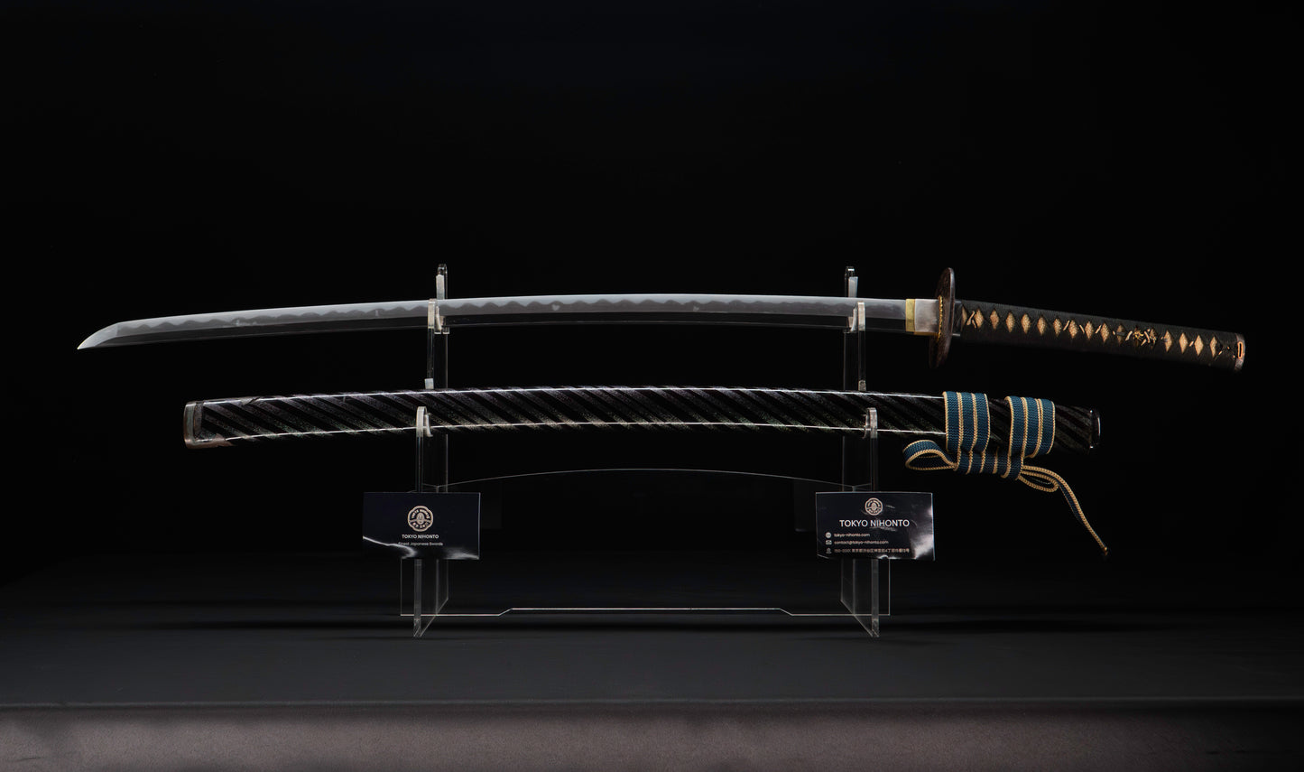 Katana ancien japonais avec hamon gunome large, tobiyaki et saya en laque à rayures diagonales — Shintō de l'époque Edo