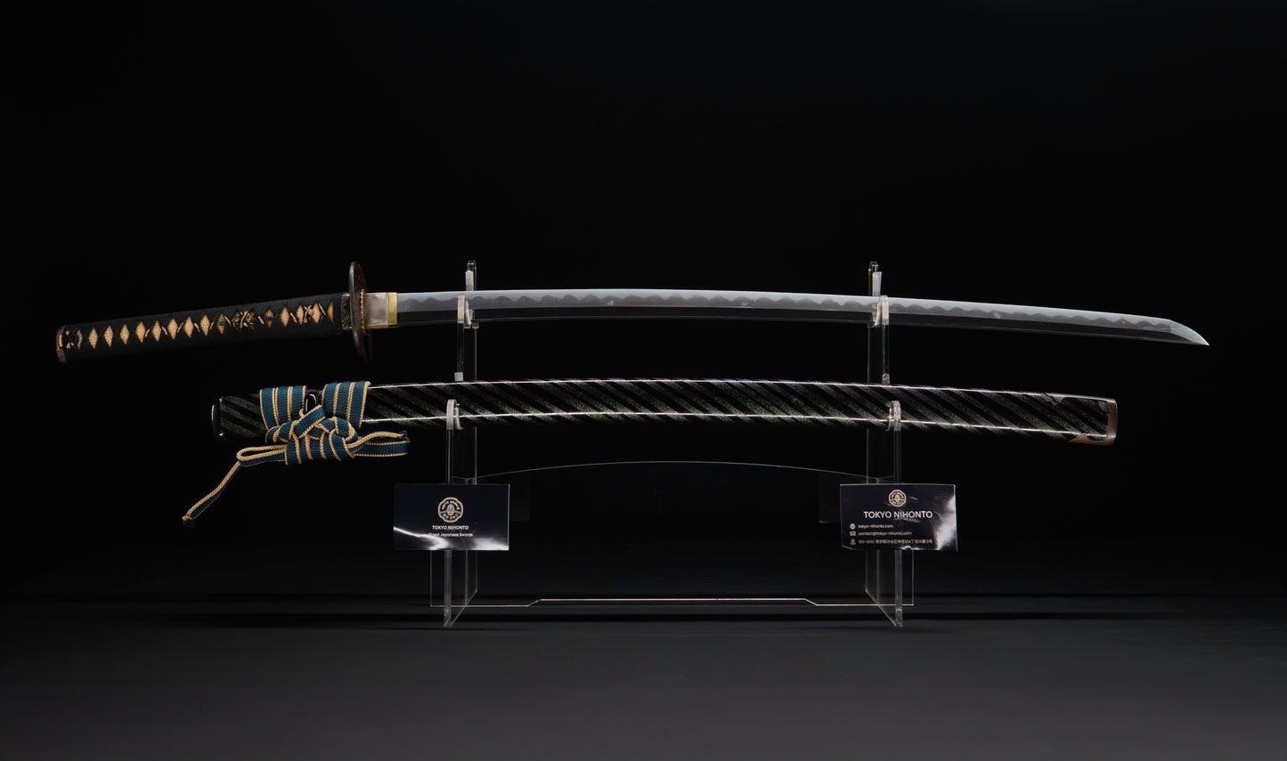 Katana ancien japonais avec hamon gunome large, tobiyaki et saya en laque à rayures diagonales — Shintō de l'époque Edo
