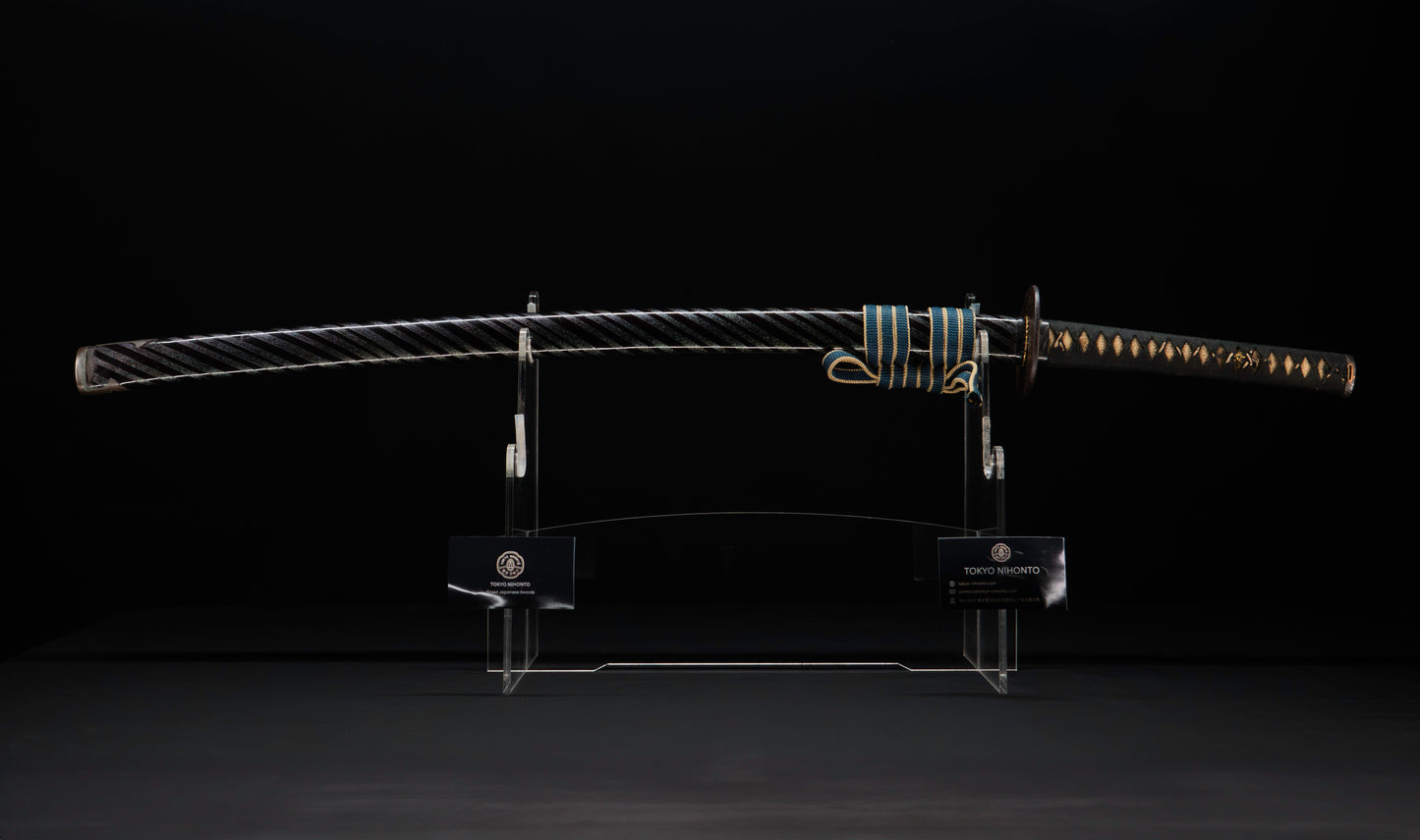Katana ancien japonais avec hamon gunome large, tobiyaki et saya en laque à rayures diagonales — Shintō de l'époque Edo