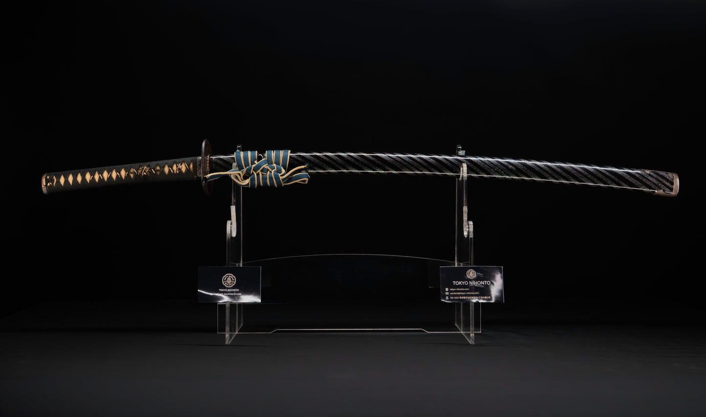 Katana ancien japonais avec hamon gunome large, tobiyaki et saya en laque à rayures diagonales — Shintō de l'époque Edo