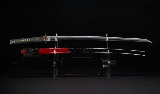 Katana Antiguo Japonés de la Era Muromachi, Ō-suriage Mumei con Hamon Gunome, Fuchi de Oro con Shishi y Saya de Laca Roja y Negra