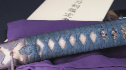 Antiguo katana japonés con hamon gunome, tsuba de hierro namban y menuki karashishi dorados atribuido a Taira Takada - NBTHK Hozon