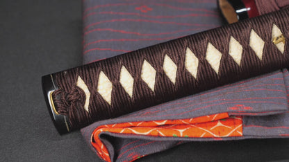 Antiker japanischer katana mit notare-gunome hamon, vergoldeten Drachenfiguren-menuki und roter Lackierter saya — Edo-Periode