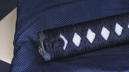 Antiker japanischer katana aus der Muromachi-Epoche, Kaifu zugeschrieben, mit durchbrochenem Eisen-Sukashi tsuba und Shakudō-Figuren fuchi-kashira - NBTHK Hozon